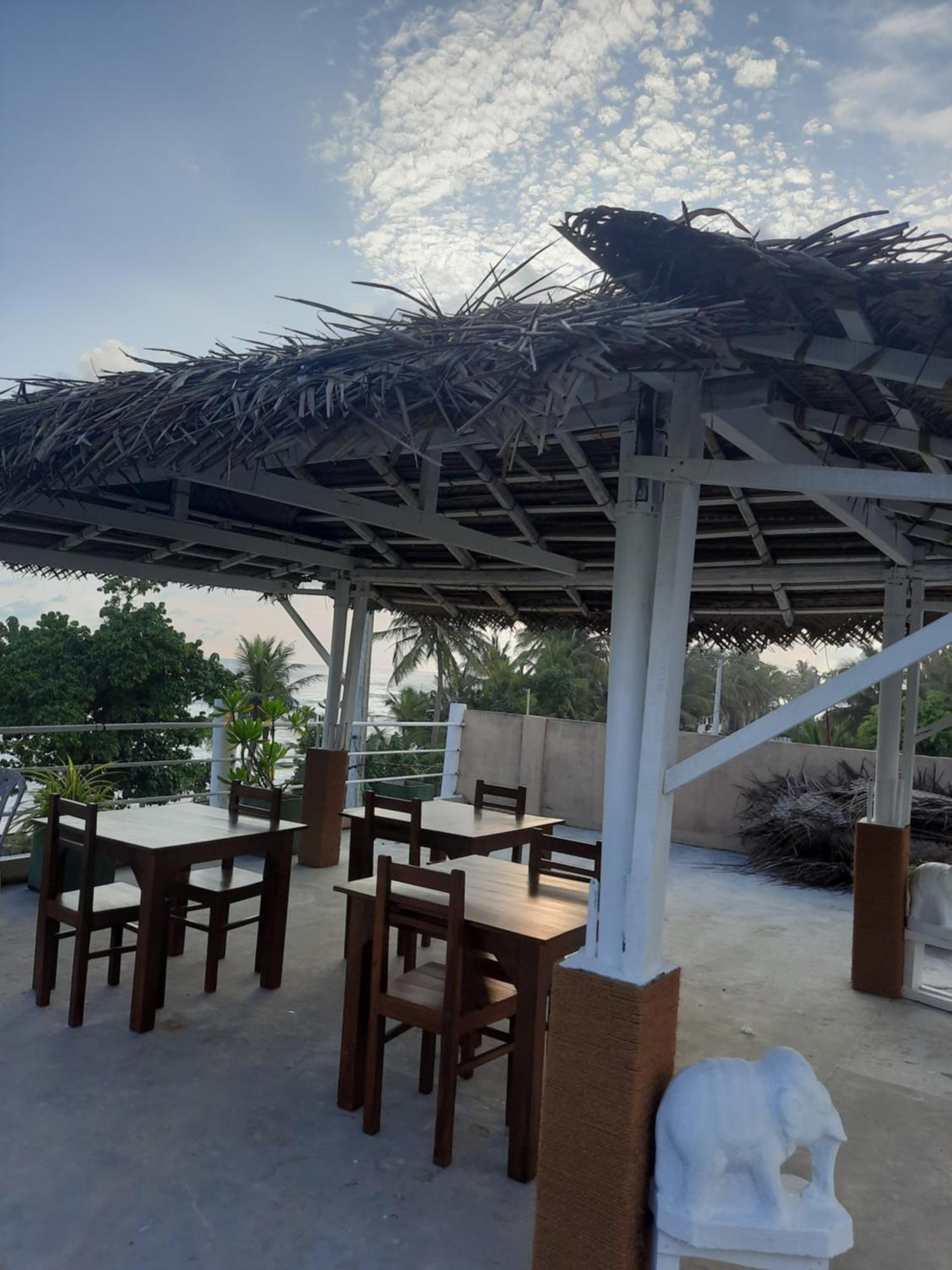 White Surfing Beach Resort Unawatuna Exterior foto