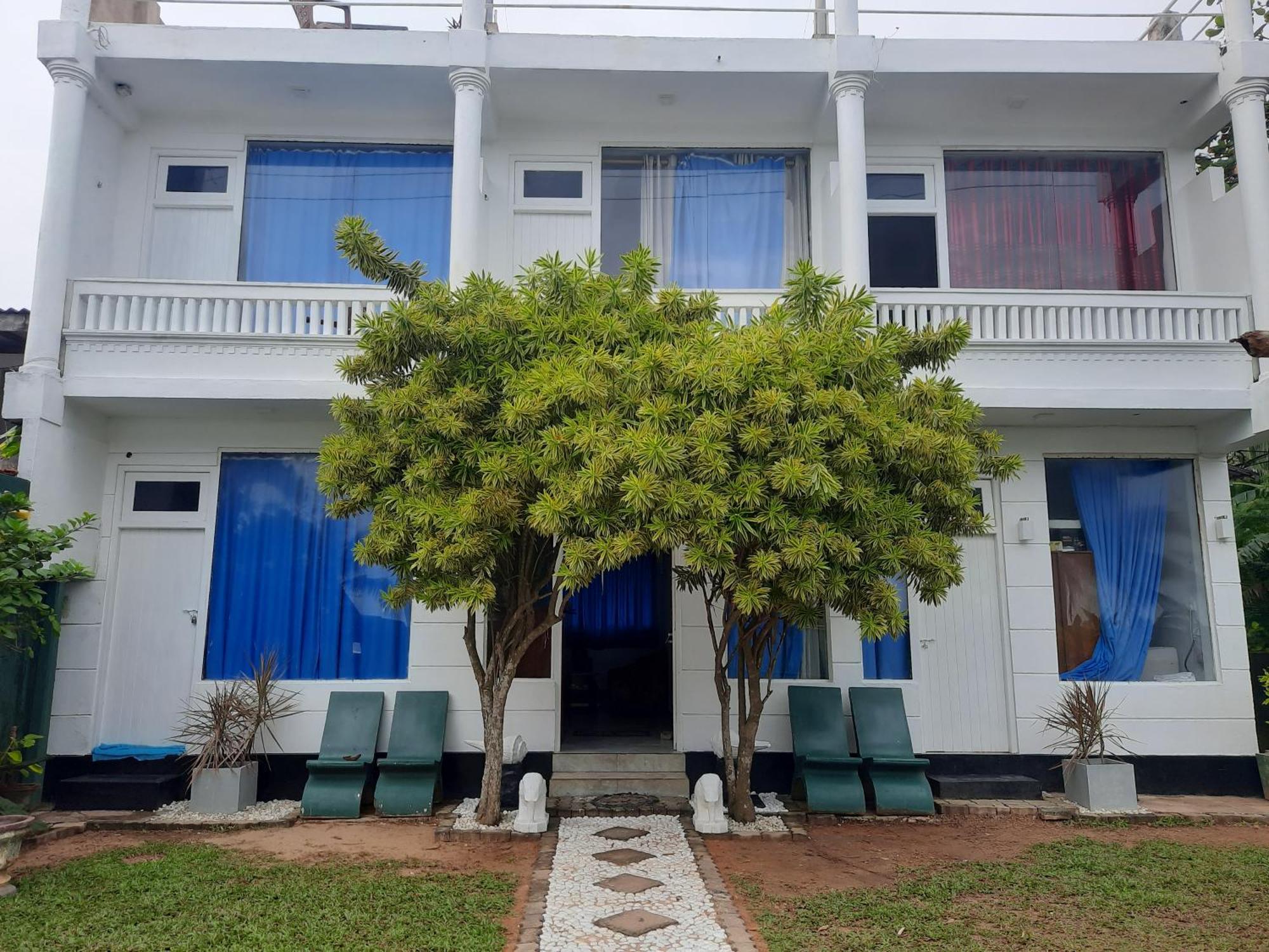 White Surfing Beach Resort Unawatuna Exterior foto